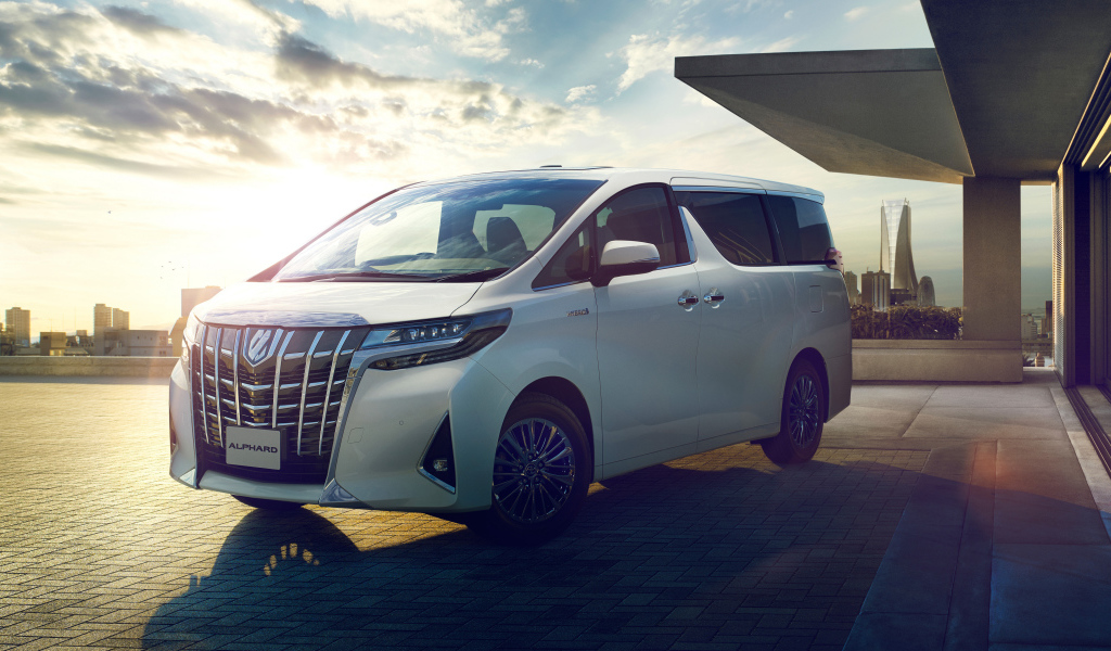 Белый минивэн Toyota Alphard Executive Lounge, 2018 на фоне красивого неба