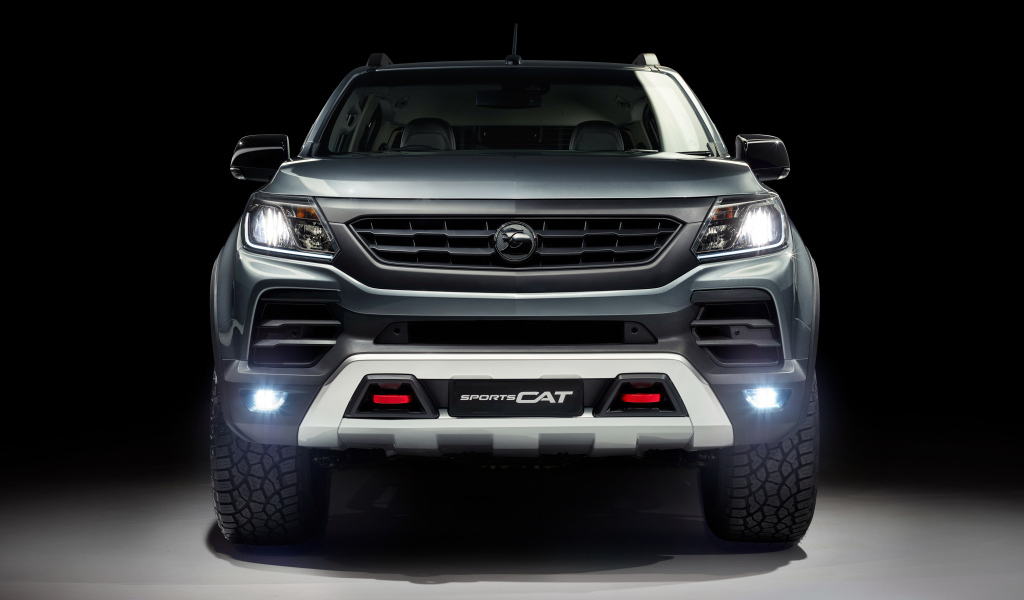 Серебристый спортивный грузовик HSV Colorado, 2018