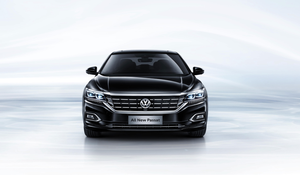 Черный автомобиль Volkswagen Passat 380 TSI вид спереди