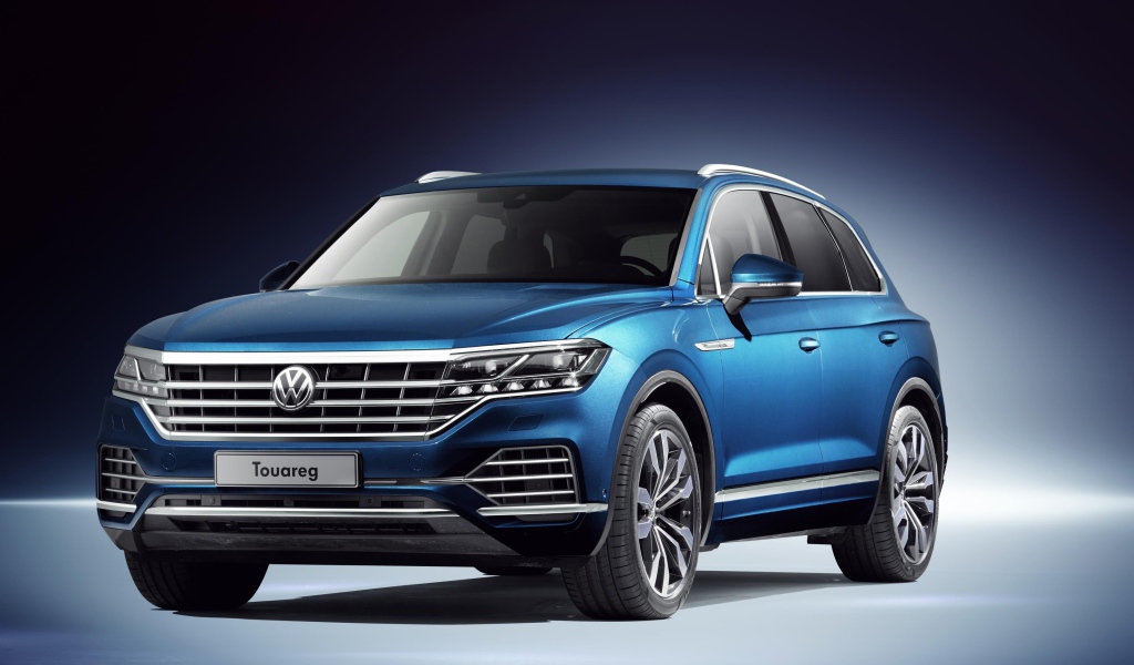 Синий автомобиль Volkswagen Touareg 2019 года