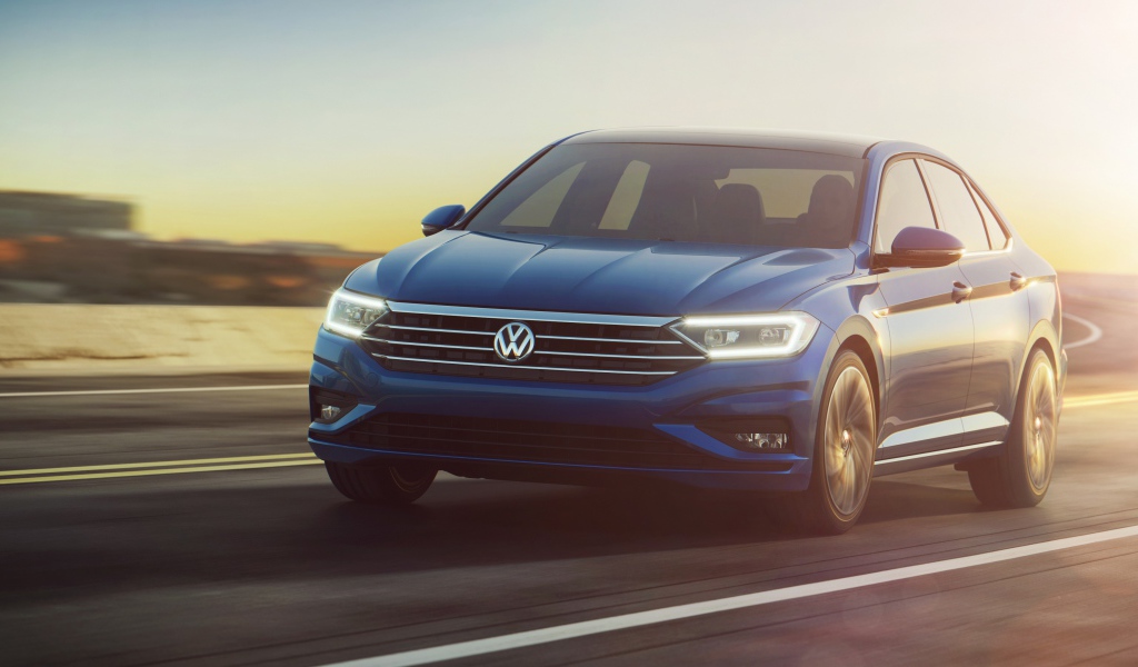 Синий автомобиль Volkswagen Jetta, 2019 на трассе