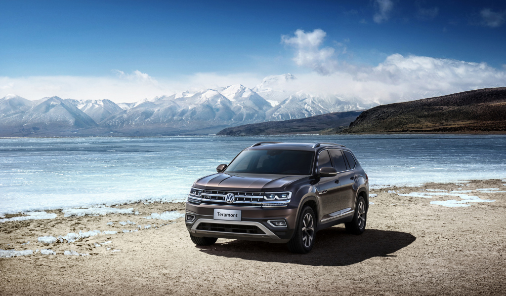 Автомобиль внедорожник Volkswagen Teramont, 2019 на фоне гор