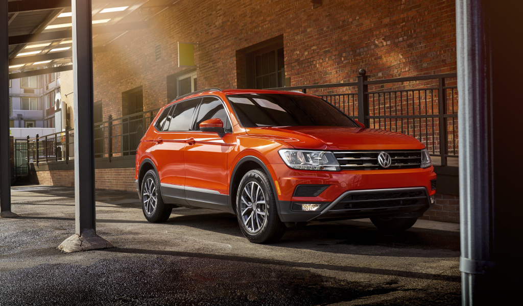 Красный внедорожник Volkswagen Tiguan, 2018 года в городе