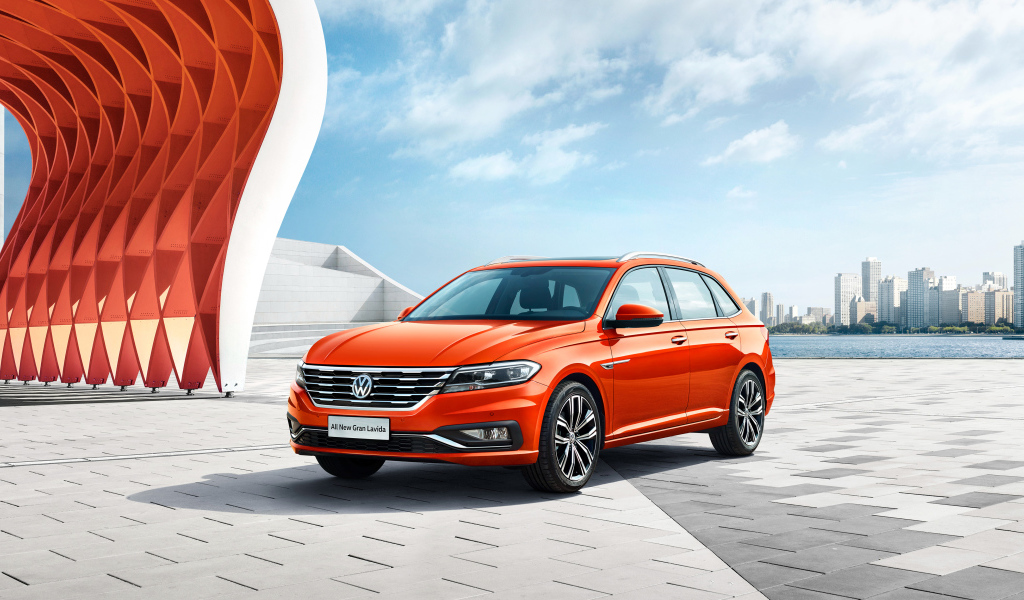 Красный автомобиль Volkswagen Gran Lavida, 2018
