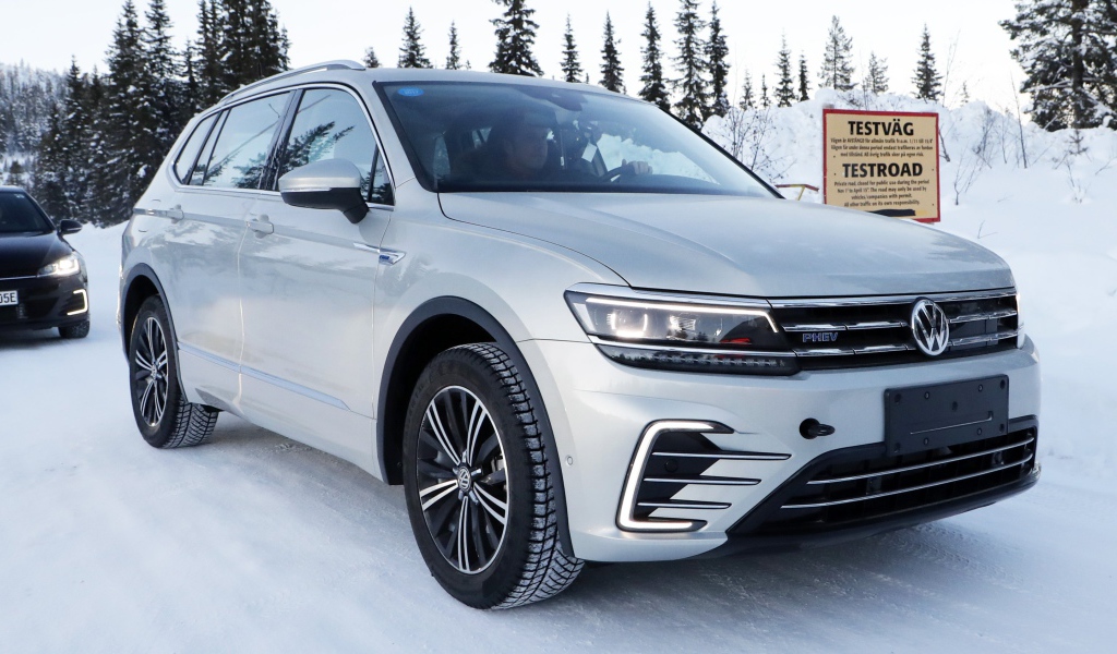Серебристый внедорожник Volkswagen Tiguan, 2019 года на снегу