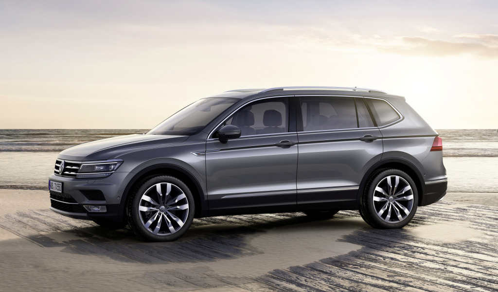 Серебристый Volkswagen Tiguan, 2018 вид сбоку