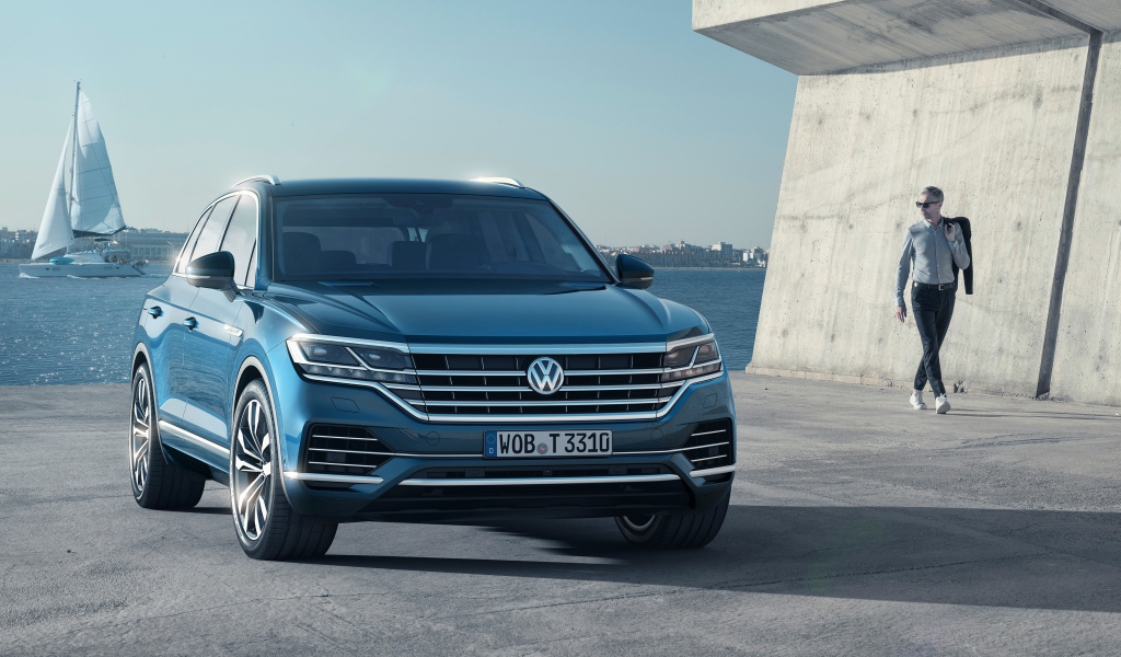 Стильный немецкий автомобиль Volkswagen Touareg 2018