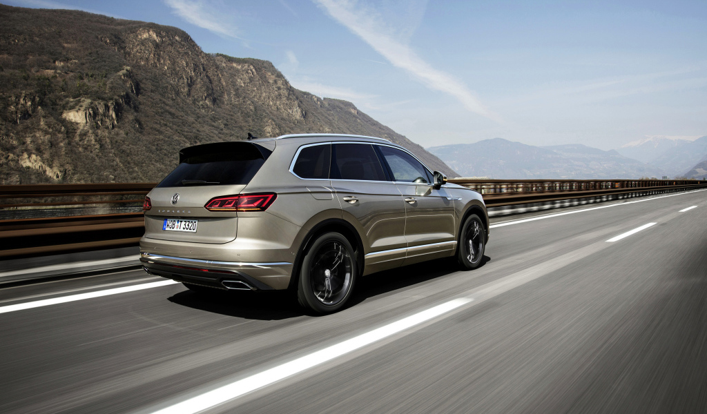 Автомобиль Volkswagen Touareg, 2018 года на трассе