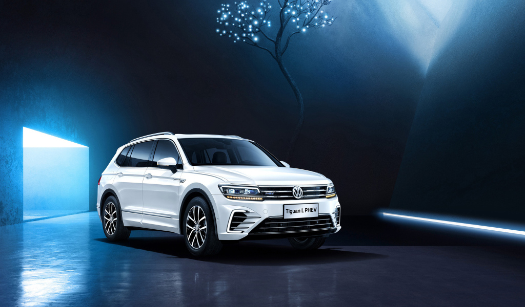 Белый внедорожник Volkswagen Tiguan L PHEV, 2018