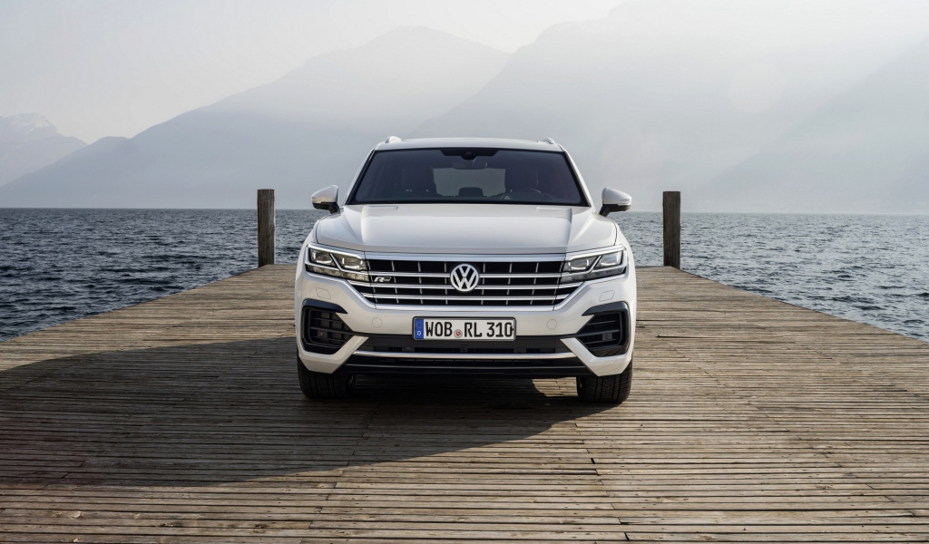 Белый автомобиль Volkswagen Touareg, 2018 года на мосту
