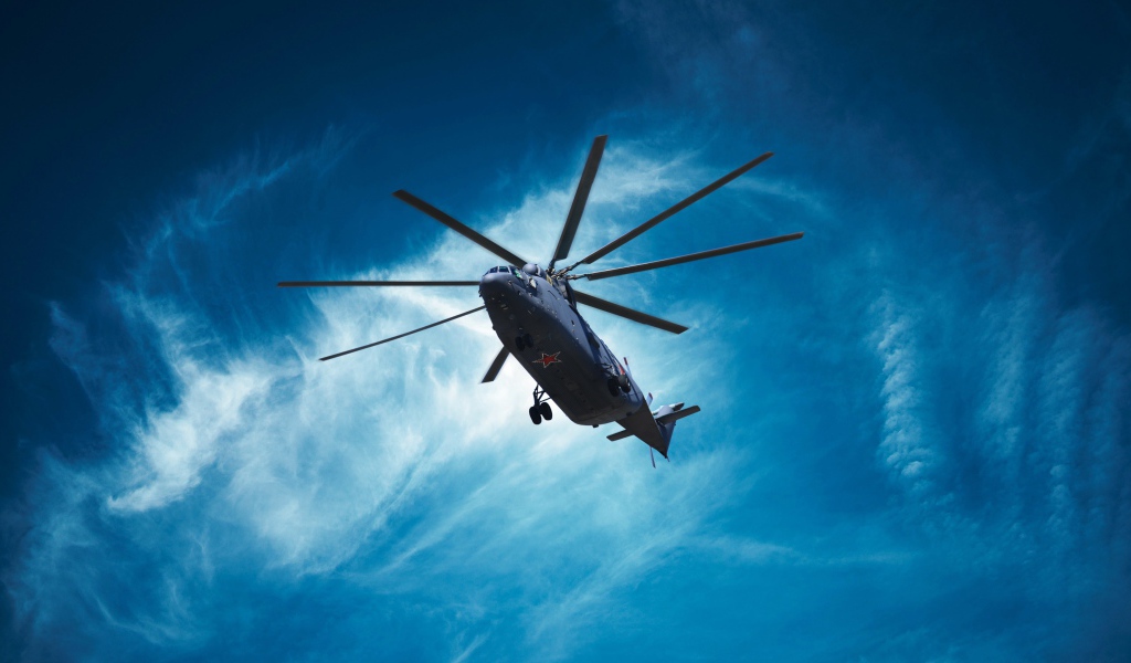 Военный вертолет Mil Mi-26 в голубом небе