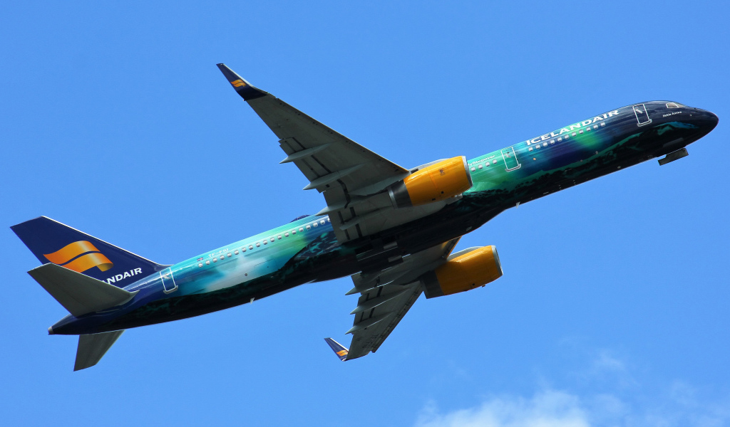 Пассажирский самолет Boeing 757-256 в небе