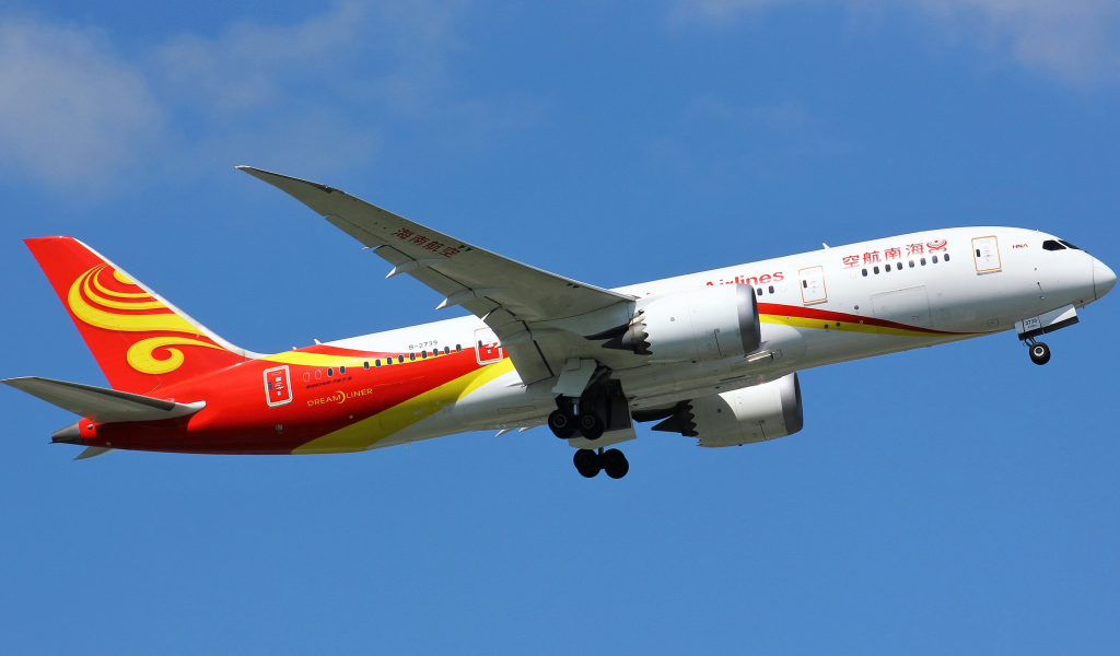 Пассажирский самолет Boeing 787-8 взлетает