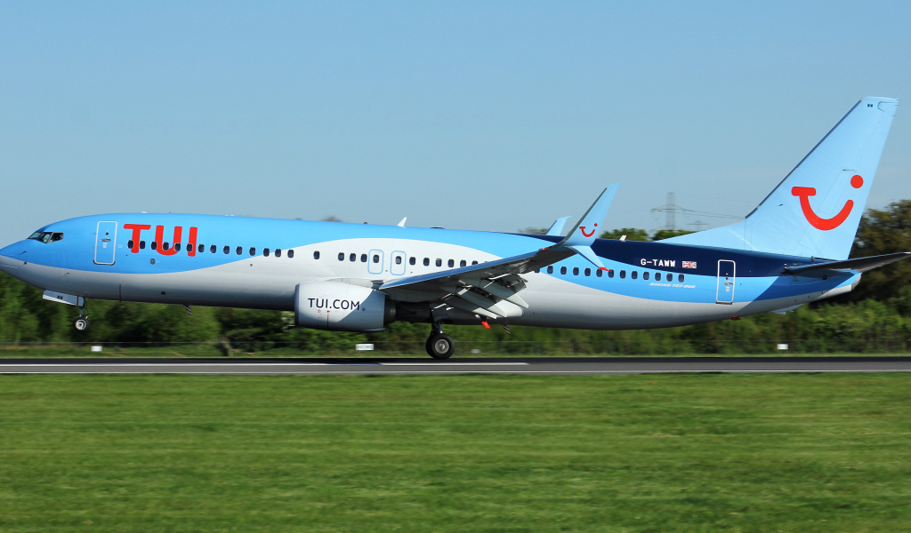 Пассажирский самолет Boeing 737-8K5 готовится к взлету