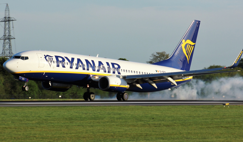 Пассажирский самолет авиакомпании RYANAIR