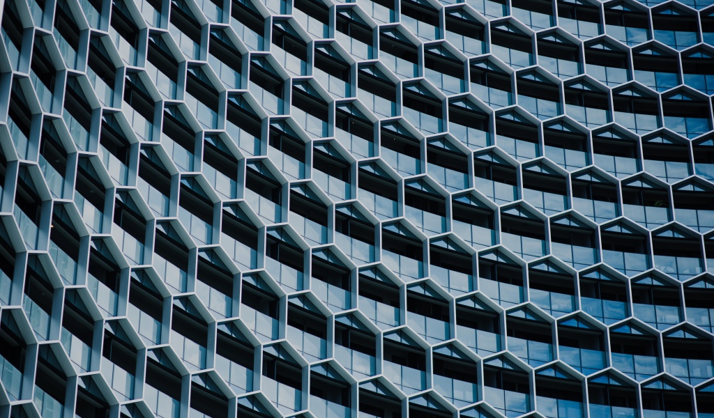 Решетки на окнах фасада