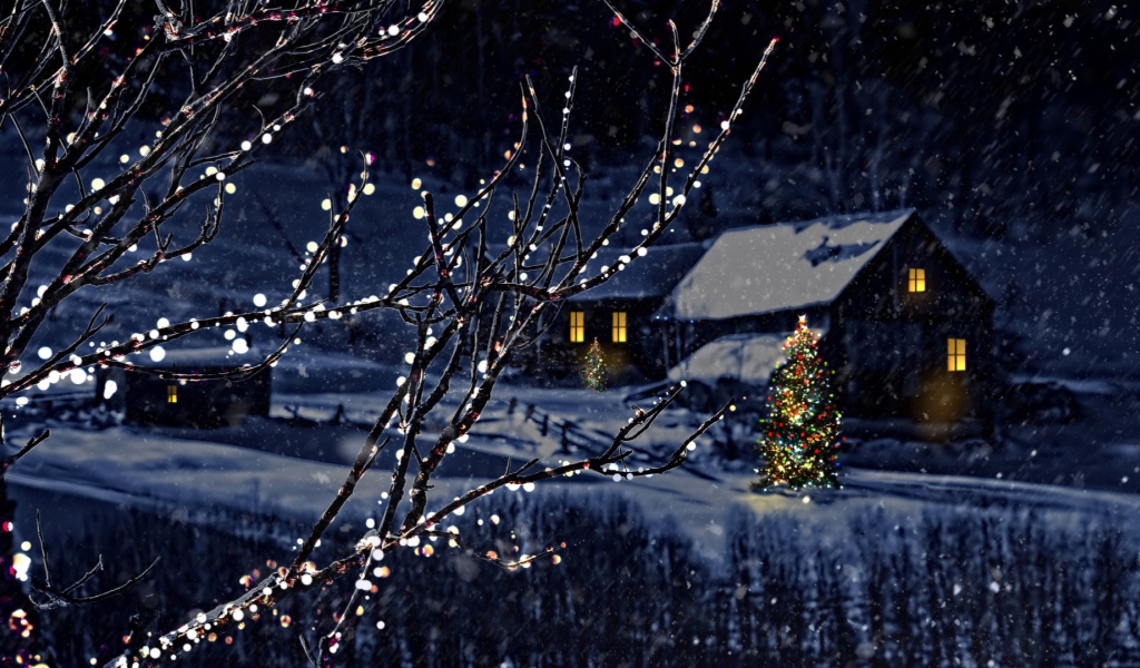 Красивые украшенные деревья на Рождество в деревне зимой