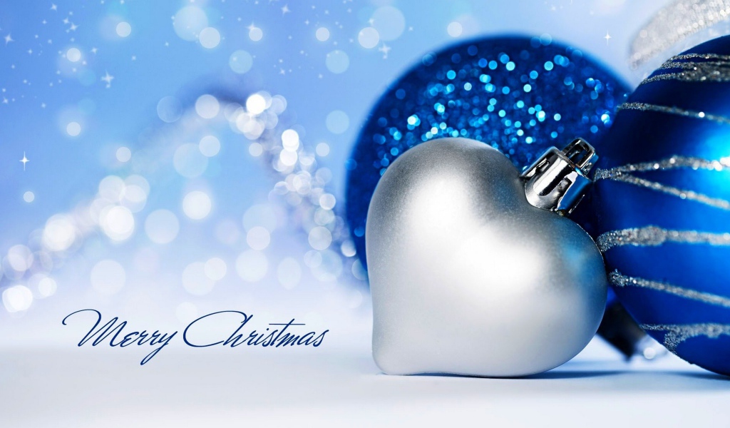 Голубая и серебряная елочные игрушки на Рождество 2019