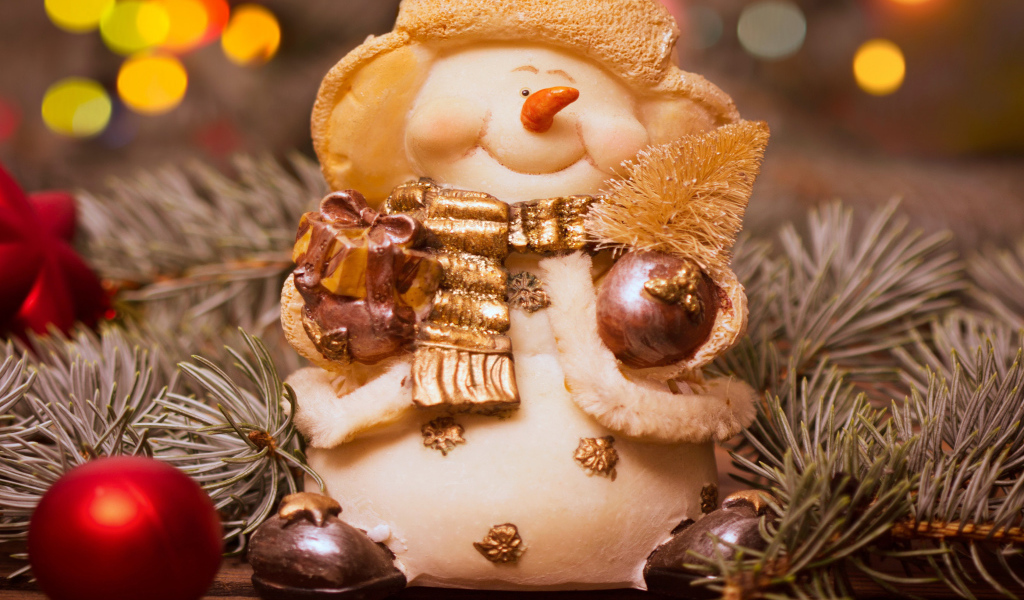 Новогодняя игрушка снеговик с еловой веткой на Рождество 2019