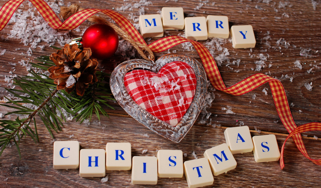 Сердечко с еловой веткой и игрушками с кубиками на Рождество