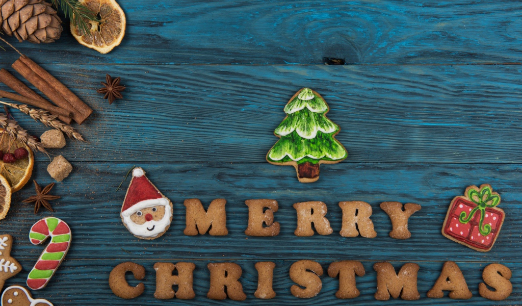 Печенье с надписью Merry Christmas на голубом столе