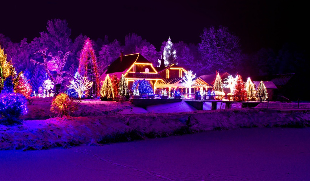 Дом красиво украшен на Рождество 