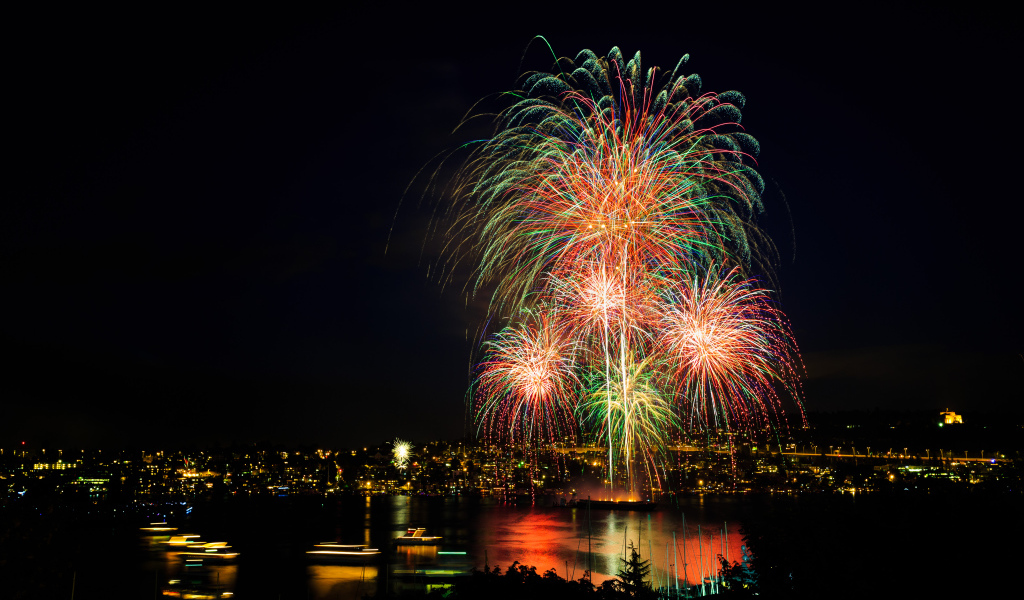 Красивый праздничный фейерверк над городом