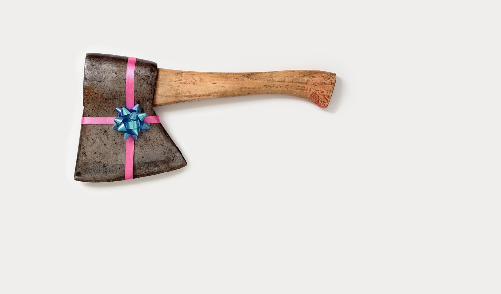 Топор с бантиком на сером фоне