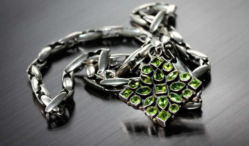 Красивое украшение с камнями на сером фоне