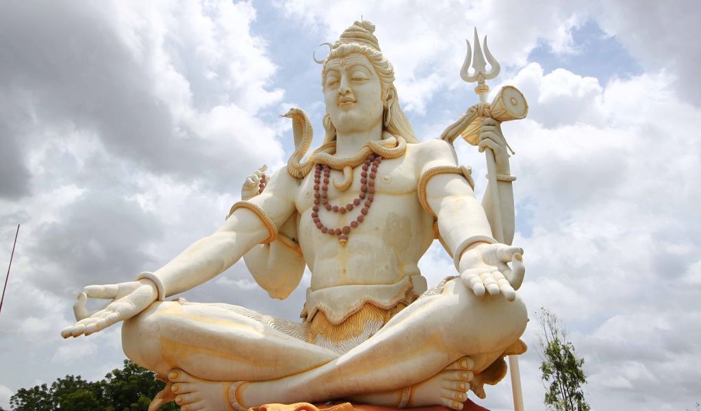 Большая красивая статуя Шивы