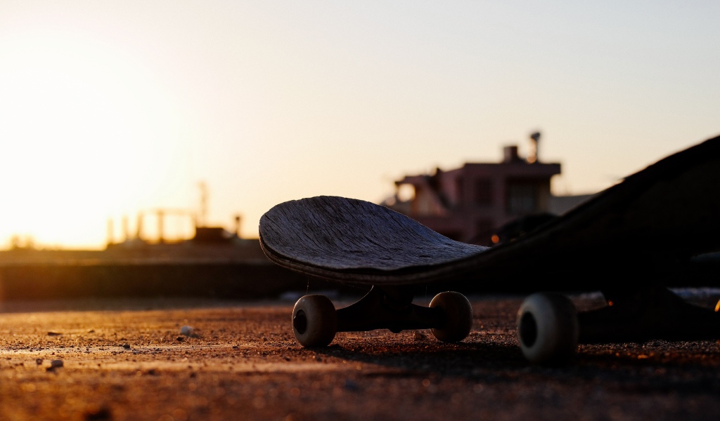 Доска для скейтборда на фоне заката