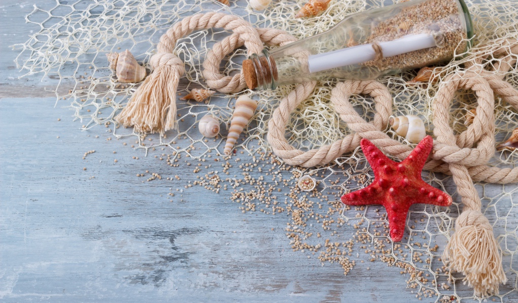 Бутылка с запиской, ракушки, сетка, канат и красная морская звезда 