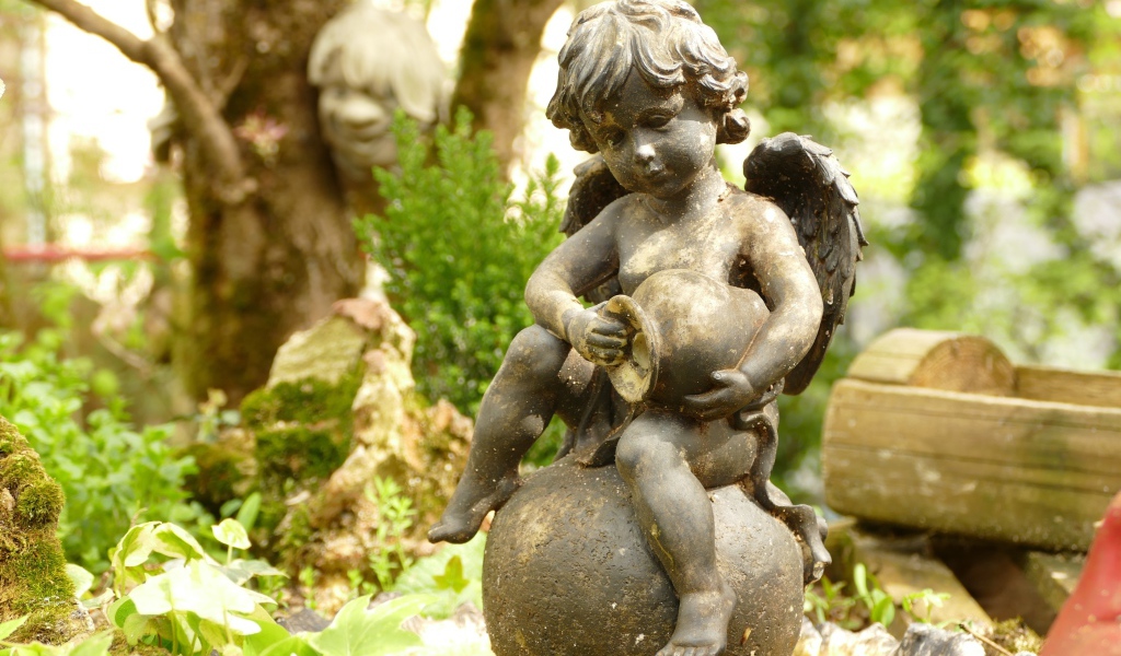 Бронзовая статуя ангела в парке