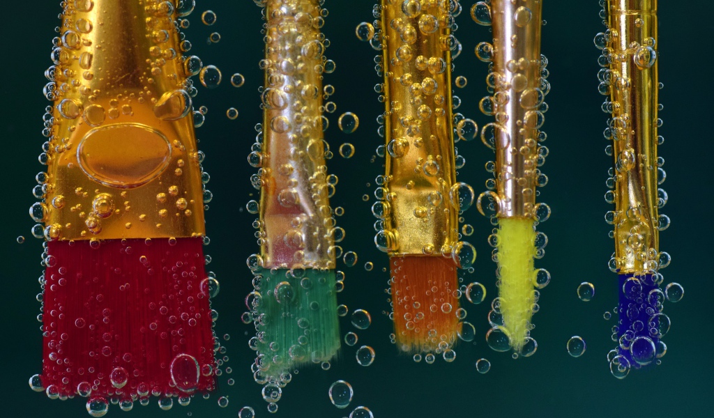 Кисточки в воде в пузырьках