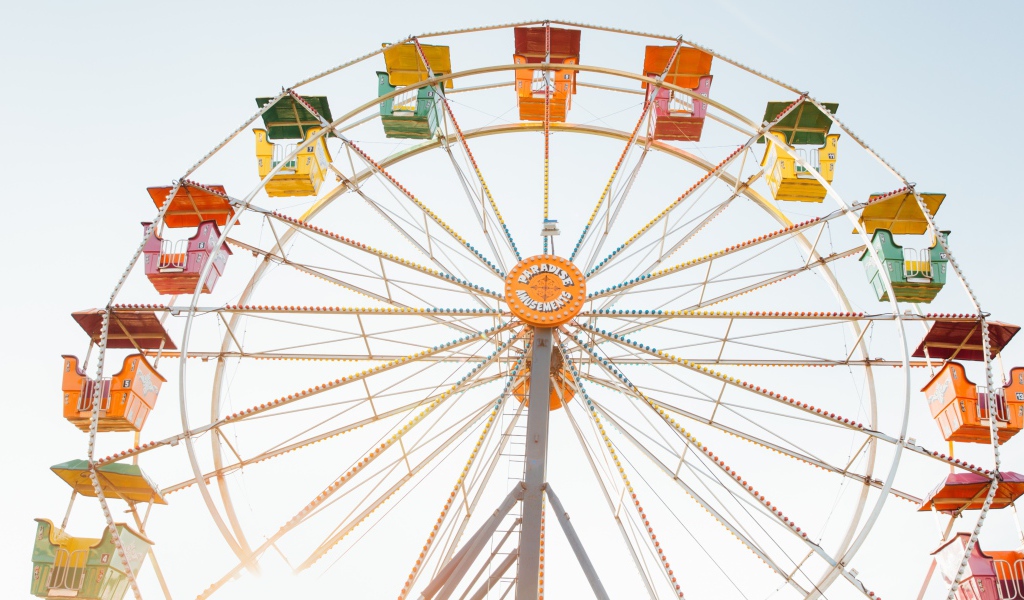 Карусель колесо обозрения на сером фоне