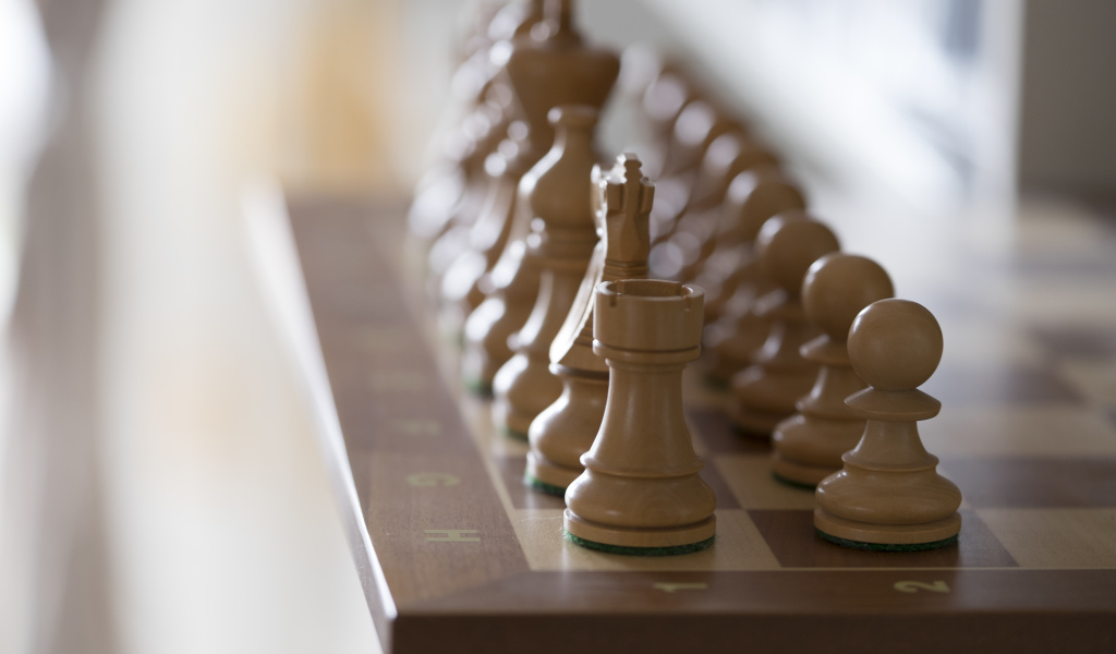 Шахматная доска с деревянными большими шахматами