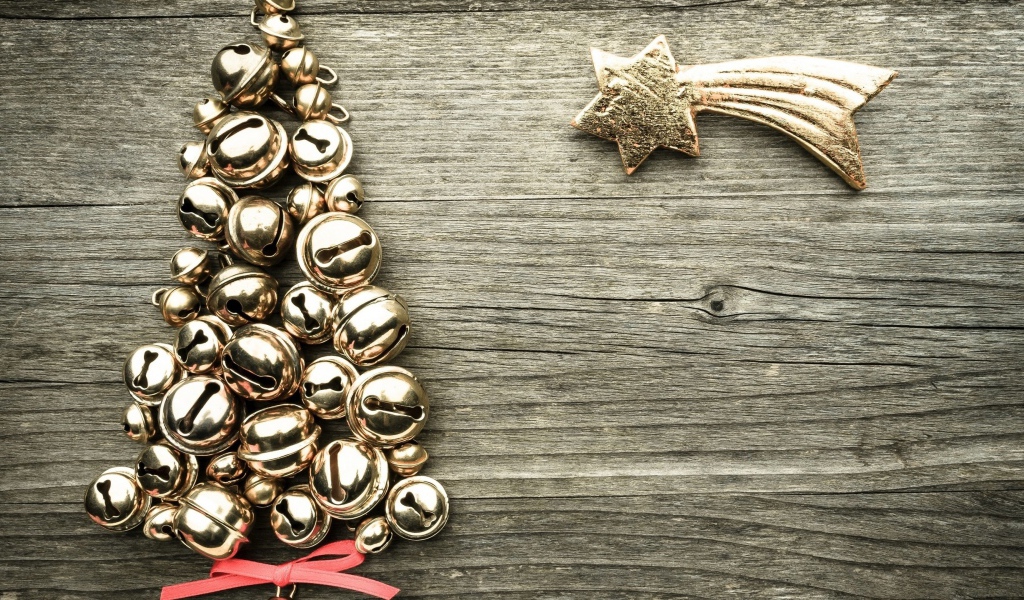 Елка из колокольчиков на деревянном фоне