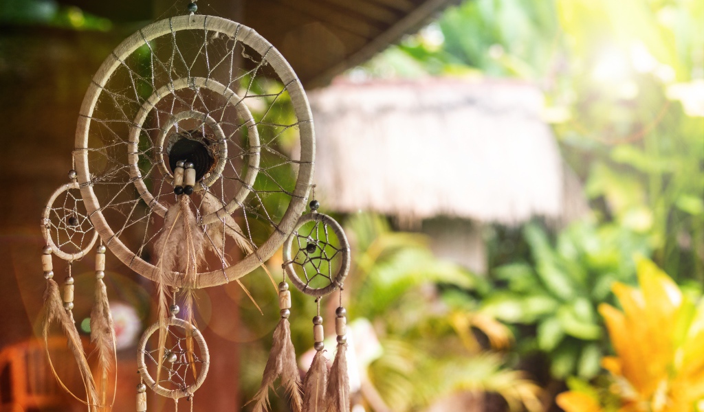 Декоративный ловец снов висит у дома