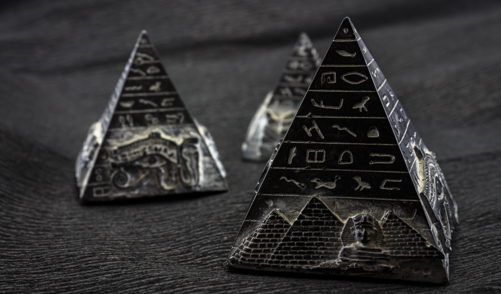 Фигурки пирамиды с символами крупным планом