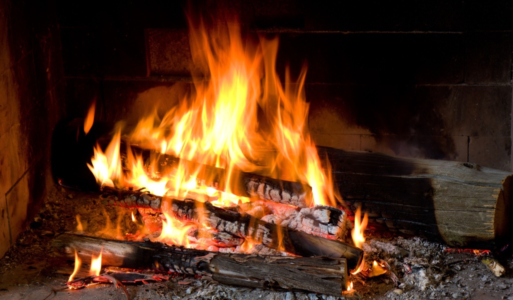 Дрова горят ярким пламенем в камине