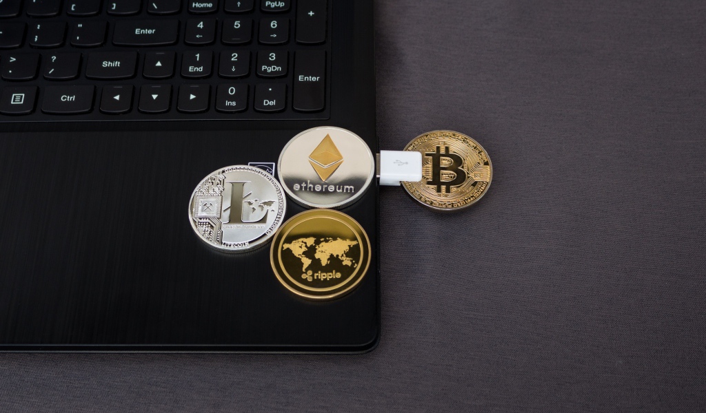 Флешка с монетой биткоин в ноутбуке