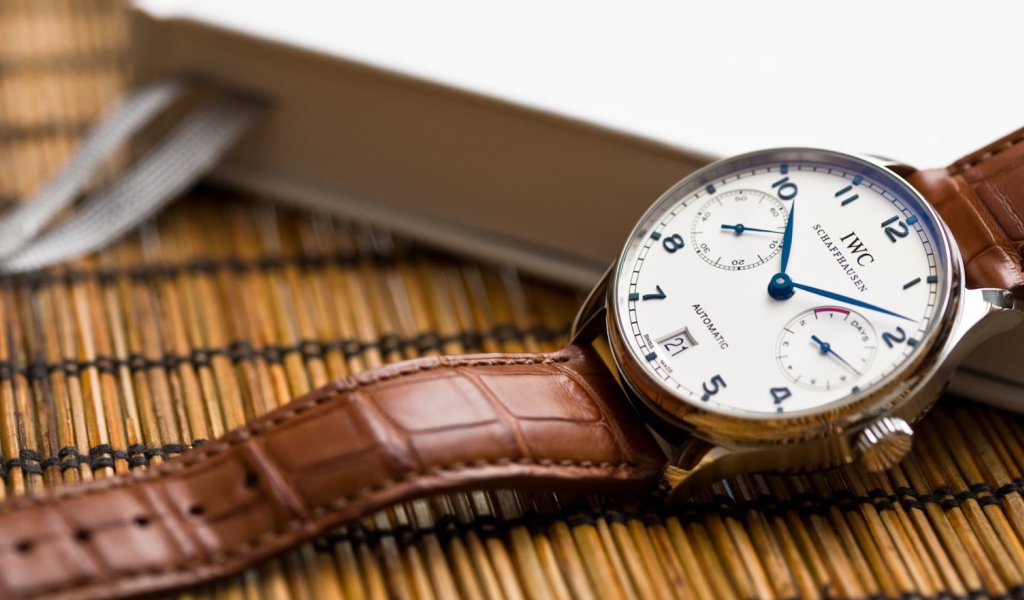 Мужские часы с кожаным ремешком 