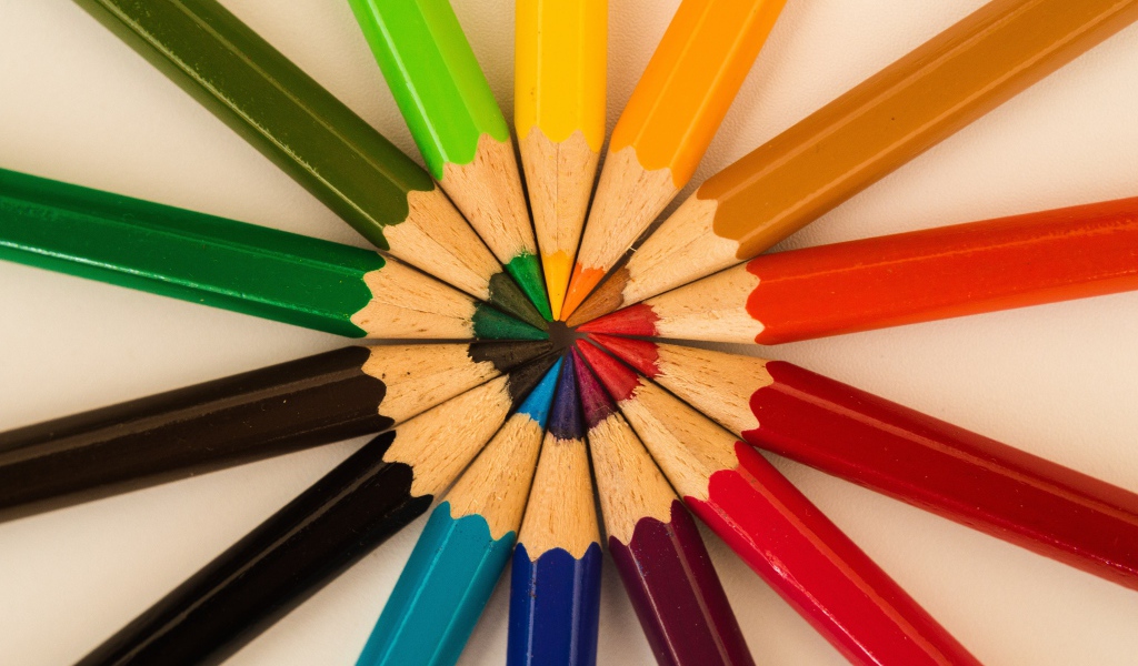 Разноцветные заточенные карандаши на сером фоне