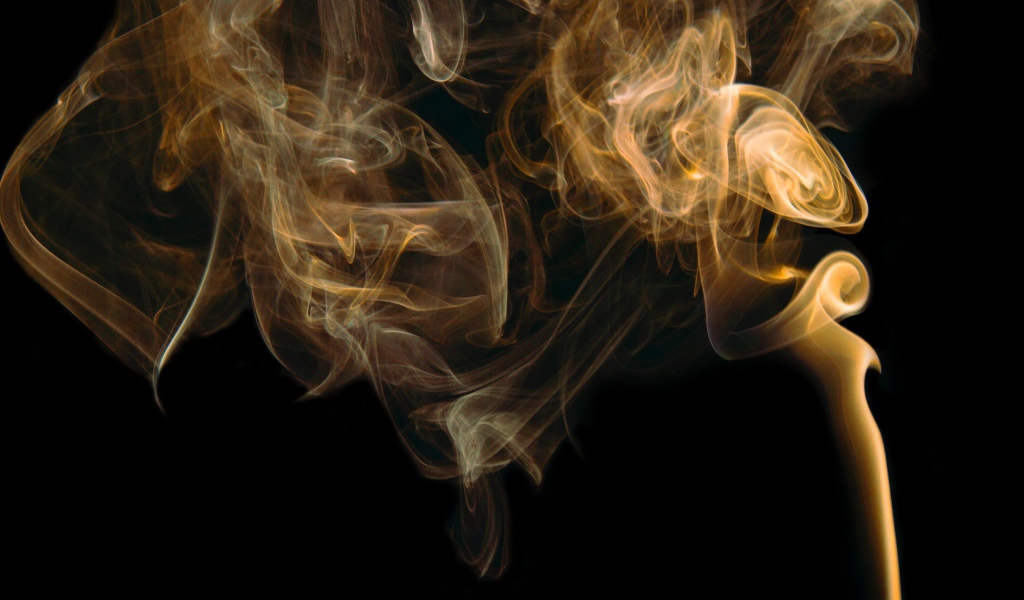 Оранжевый дым на черном фоне