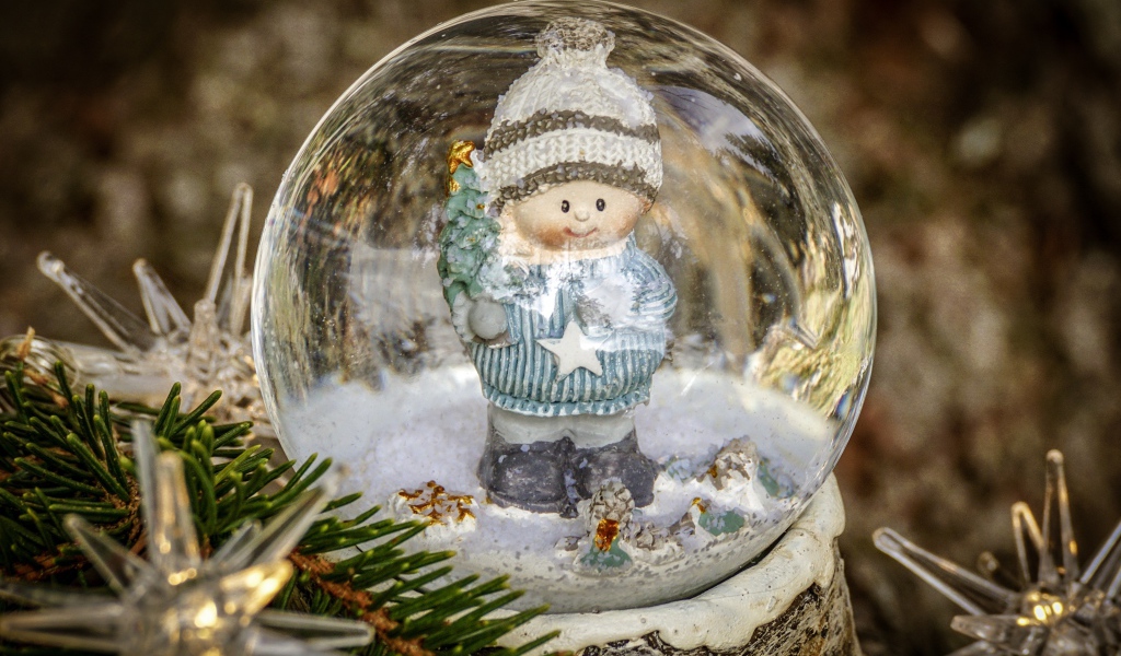 Снежный стеклянный шар с фигуркой внутри 