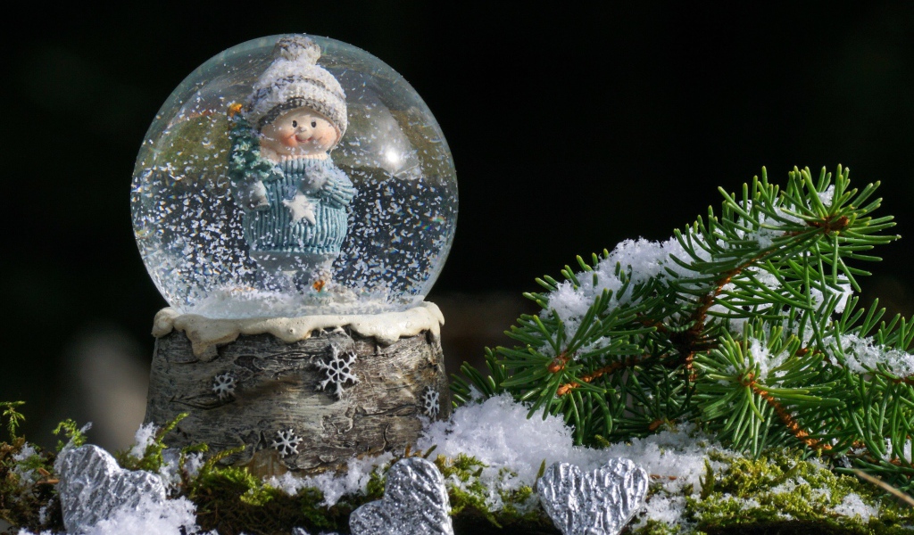 Снежный шар с фигуркой и еловой заснеженной веткой 