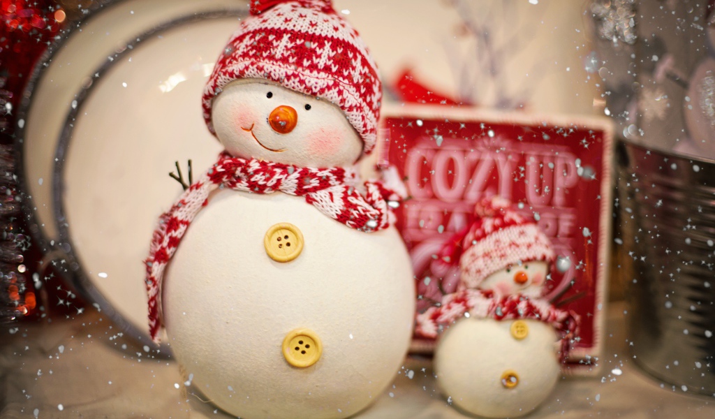 Фигурка снеговика в шапке с шарфом