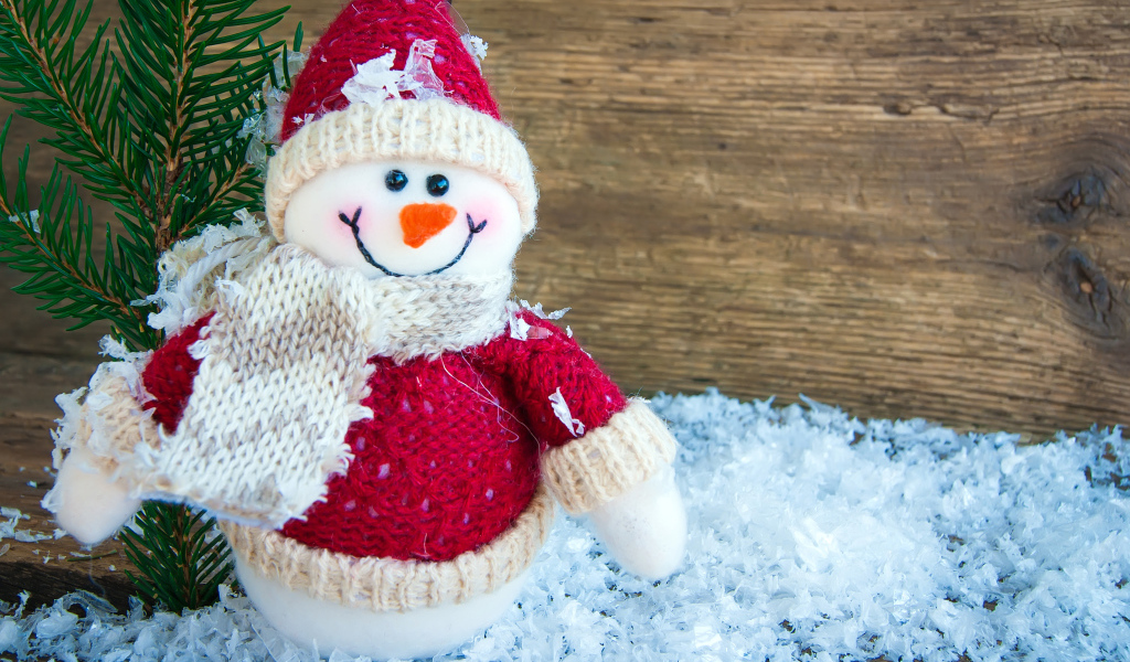 Снеговик на искусственном снегу с еловой веткой 