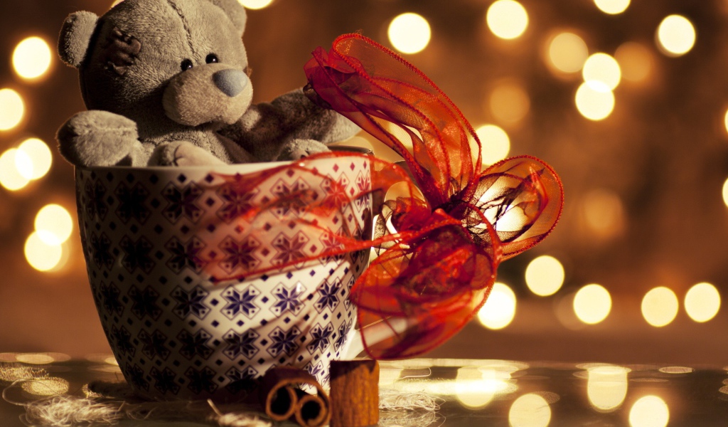 Мягкая игрушка медведь в чашке с красным бантом