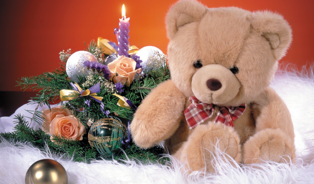 Плюшевый мишка с новогодними украшениями 